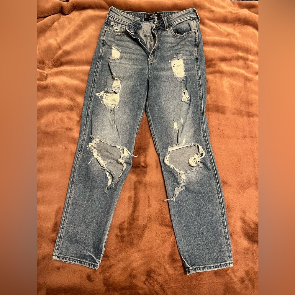 Hollister Ultra High-Rise Mom Jeans